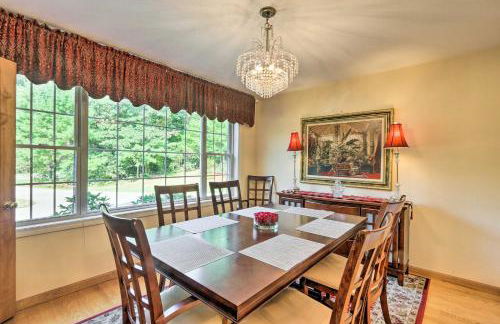 Granby Home with Deck Less Than half Mi to Aldrich Lake! - Foto 10