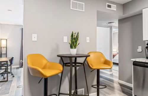 604 1 Two Bedroom One Bath with King near Main Street - Foto 26