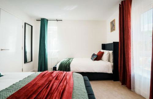 Large 4BR House Leeds, Contractor Friendly - Photo 9