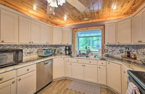 Kayaks and Boat Dock Lakeside Hot Springs Retreat - Foto 7