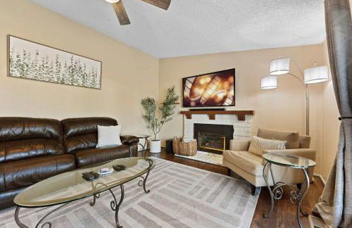 Family 4BR Home with Patio by Willowcreek Park - Foto 8