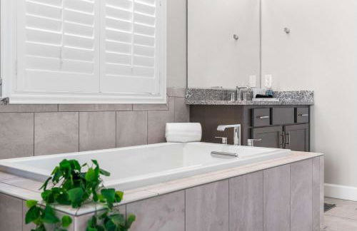 Luxe Goodyear Oasis Pool King Suite Grill - Foto 18