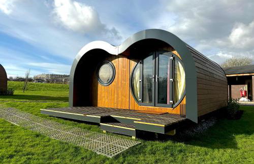 Hazel Hobbit Pod at Cowbridge Cabins - Photo 15