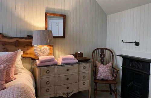 Reidochie Stables luxury haven overlooking garden - Photo 12