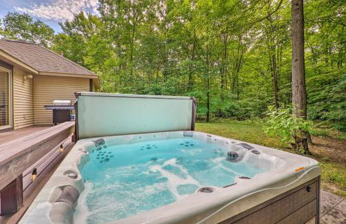 Cozy Whitehall Hideaway with Hot Tub and Chiminea! - Foto 2