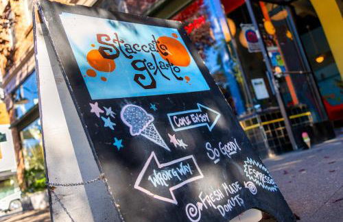 Stay Portland - PDX Art Deco Lounge - Local Eateries, Bars & Shops - Photo 25