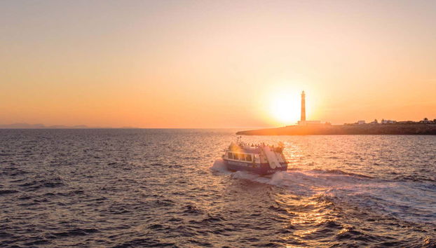 Passeio de barco ao entardecer saindo de Cala’n Bosch - Foto 2, Navegando ao entarcer junto a Cap d’Artrutx