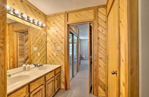 Roomy Angel Fire Home with Hot Tub, Sunroom and Views! - Foto 19