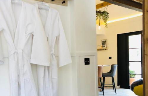 Luxury Barn with Hot Tub, Spa Treatments, Private Dining - Photo 10