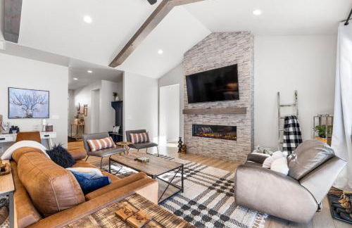 New Mountain Bluebird - walk to lake, golf, and town - game rm - family friendly - sleeps 14 - Photo 11