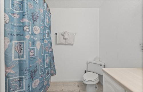 Private Bayfront Beach House with Dock, Steps to Beach and Restaurants - Foto 16