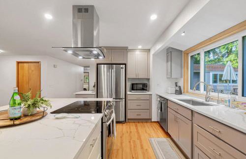 Charming and Spacious House with Relaxing Huge Deck - Foto 7