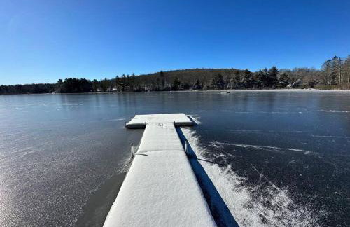 Lakefront Log Cabin, Private Lake Access w/Peloton - Foto 4