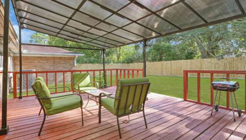 Updated 5BR Baytown Home | Sleeps 12 |Patio&Grill - Foto 2, Other