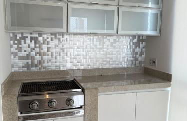 Alto padrão com ar, garagem, sacada integrada - Foto 11