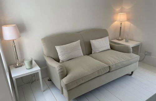 Double-Bed Bedroom, Living Room and Kitchenette, private Bathroom and Utility Room available at Willow House, Shepperton - Foto 13