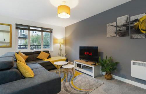 Deluxe 2-Bedroom Serviced Apartment with Free Parking - Foto 1