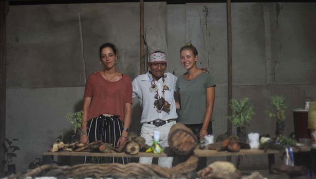 Con el chamán antes del comienzo de la ceremonia