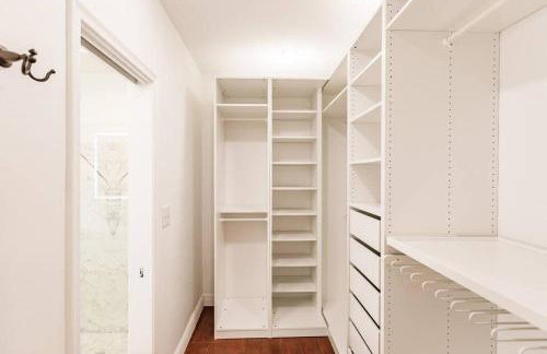 Resort Style Backyard Heated Pool Hot Tub Fire Pit - Foto 23