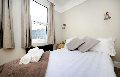 Newly refurbished 2 br apartment with a beautiful garden - Foto 48