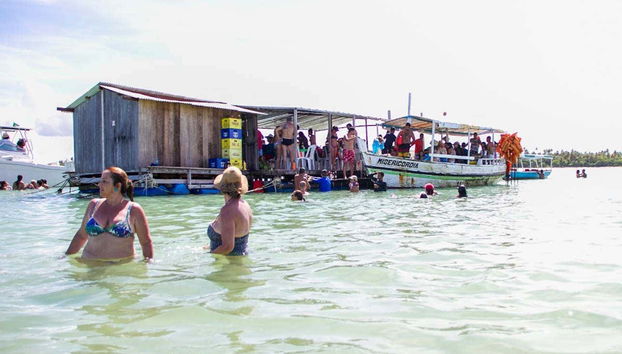 Bagno nelle piscine naturali della spiaggia