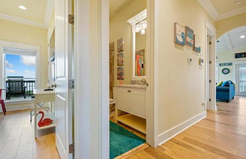 BEACHFRONT with DECK Hot Tub and View and Cargo Lift Sleeps 14 - Foto 41