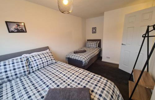 6 bed, sleeps 8, 1 Mile from New Cross Hospital, 10 mins from M6 Jct 10 & M54 Jct 1 - Foto 4