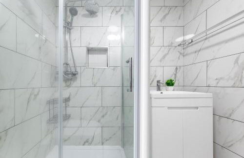 Lovely 4-BR Home In Leyton - Sleeps 14, Near Tube, Arcade, 100inchTV - Foto 36