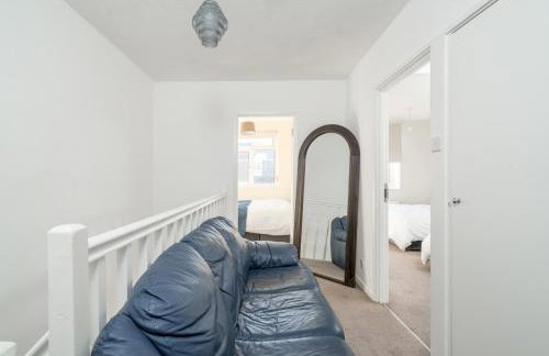 Stylish 3 Bed Home with Gardens Fast Transport Links - Foto 13