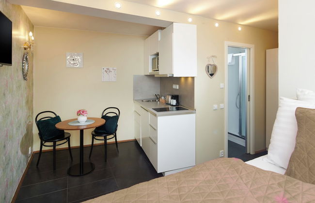 4 Arts Apartments by Adrez Living - Photo 7