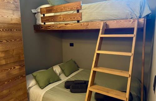 Luxury 9-Bed Apartment Steps from Ski Slopes with Parking & Ski Box - Photo 26