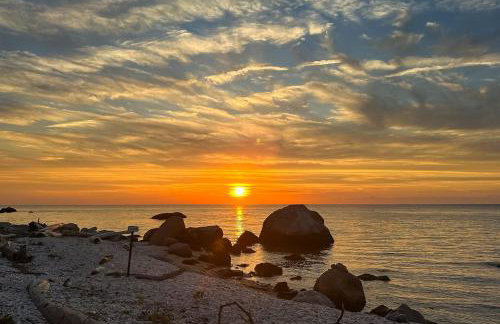 Steps to Beach + Sunset Views! East Marion Home - Foto 34