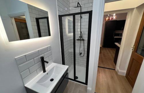 Altrincham House - 2BR - Sleeps 6 - WiFi - Parking - Foto 17