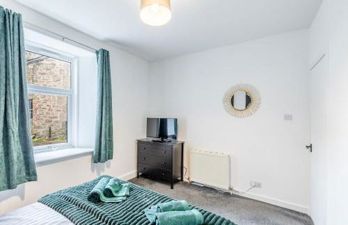 Small, Cosy 2BR 1Bathroom Nearby the Town Center - Photo 4