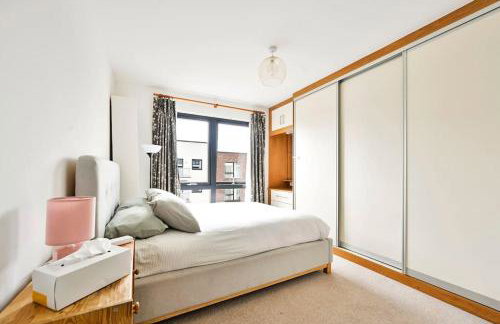 Stylish 2 bed 2 bath apt in Wembley - Foto 43