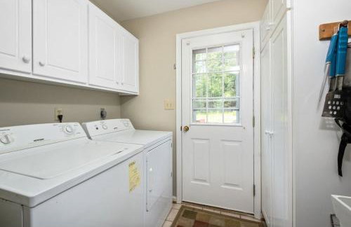 Family and Pet Friendly Retreat with Sauna, Firepit, Pond Views Near Route 151 Wineries - Foto 27