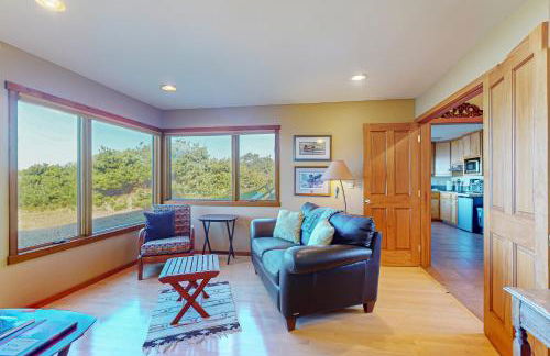 Oceanfront Retreat Close to Activities & the Beach - Photo 6