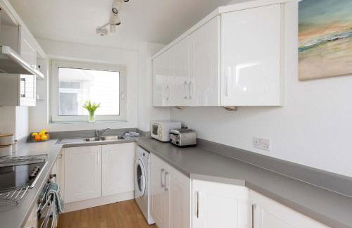 Sunny & Modern Near the Beach & Village w Parking - Foto 6