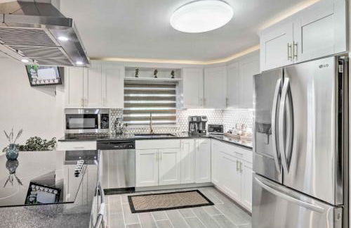 Upscale Waterbury Retreat with Indoor Hot Tub! - Foto 9