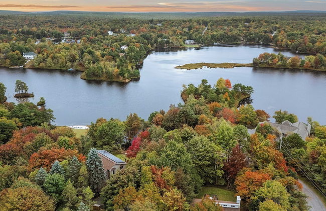 Emerald Bluff by Avantstay Lake Views, Deck, Fire Pit, Game Room - Photo 54