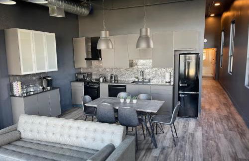 City Loft Escape with River Views! By Hollyhock - Foto 1