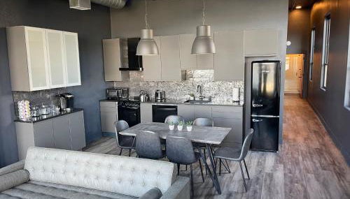 City Loft Escape with River Views! By Hollyhock - Foto 1