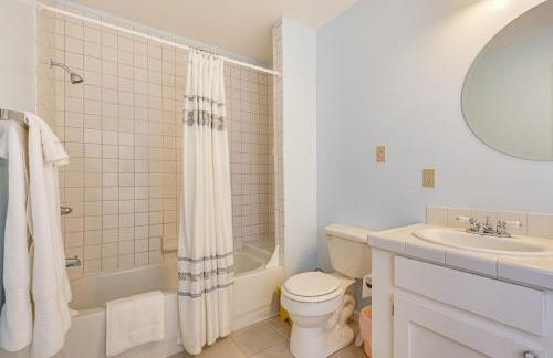 Family Home with Game Room and Decks in Etlan! - Foto 27