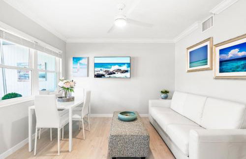 100 Steps to beach access - 5 minute walk to the Village - Private Porch - Foto 4