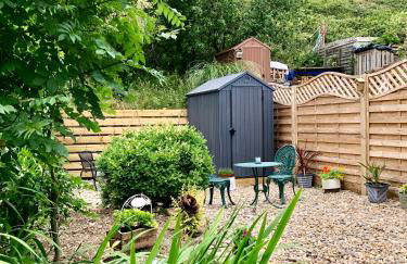 Knocker Cottage is a 3 bedroom made up of 1 double bedroom and 2 small double bedrooms in small village 10 min to beaches - Foto 3