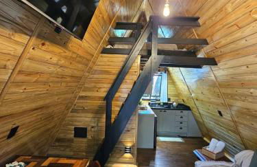 Um chalé e um riacho no meio da natureza - Foto 8