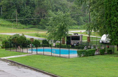 Pool and Riverfront! Couples Retreat in Smoky Mtns - Foto 21