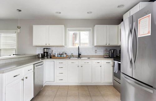 Capitol House - 3 Bed 1 Full and 1 Half Bath, Pet Friendly with Hot Tub walk to Lucas Oil Stadium - Foto 16