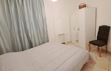 Dinky's apartment with a balcony overlooking the woods - Foto 10