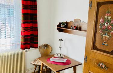 Ferienhaus Oesterle - Idyllisches Schwarzwaldhaus am Bach mit Terrasse & Balkon - Foto 5